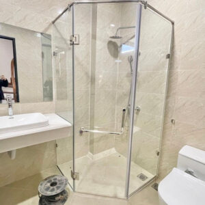 Vách tắm kính 135 độ