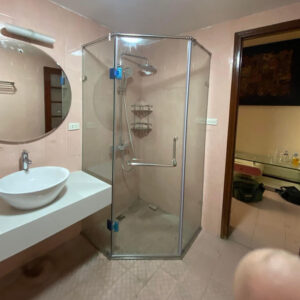 Vách tắm kính 135 độ