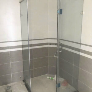Vách tắm kính 135 độ