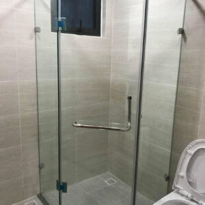 Vách tắm kính 135 độ