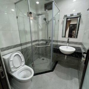 Vách tắm kính 135 độ