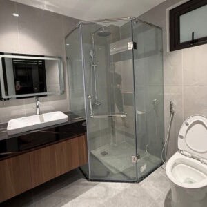 Vách tắm kính 135 độ