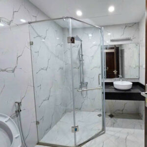 Vách tắm kính 135 độ